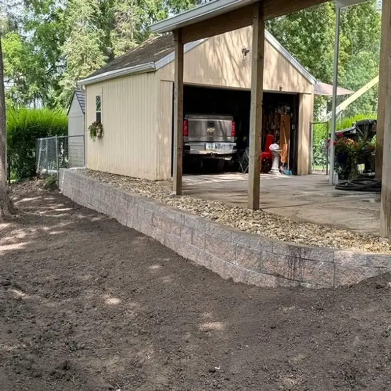 New retaining wall with decorative gravel cap